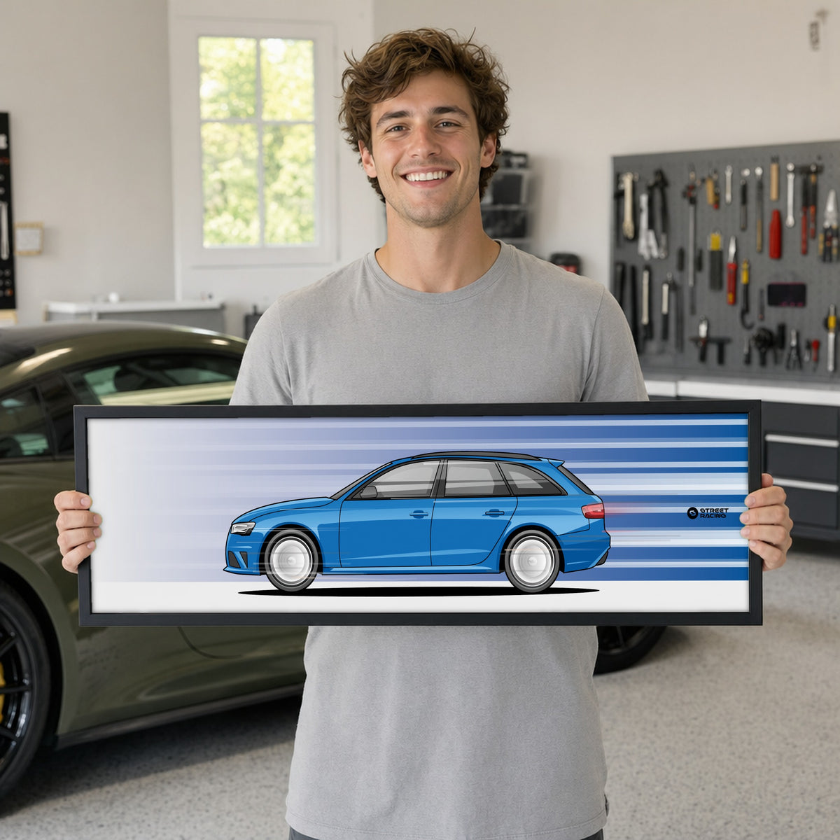 Cuadro arte en movimiento Audi RS4 Avant 2014 color Sepang Blue en manos de una persona – StreetRacing
