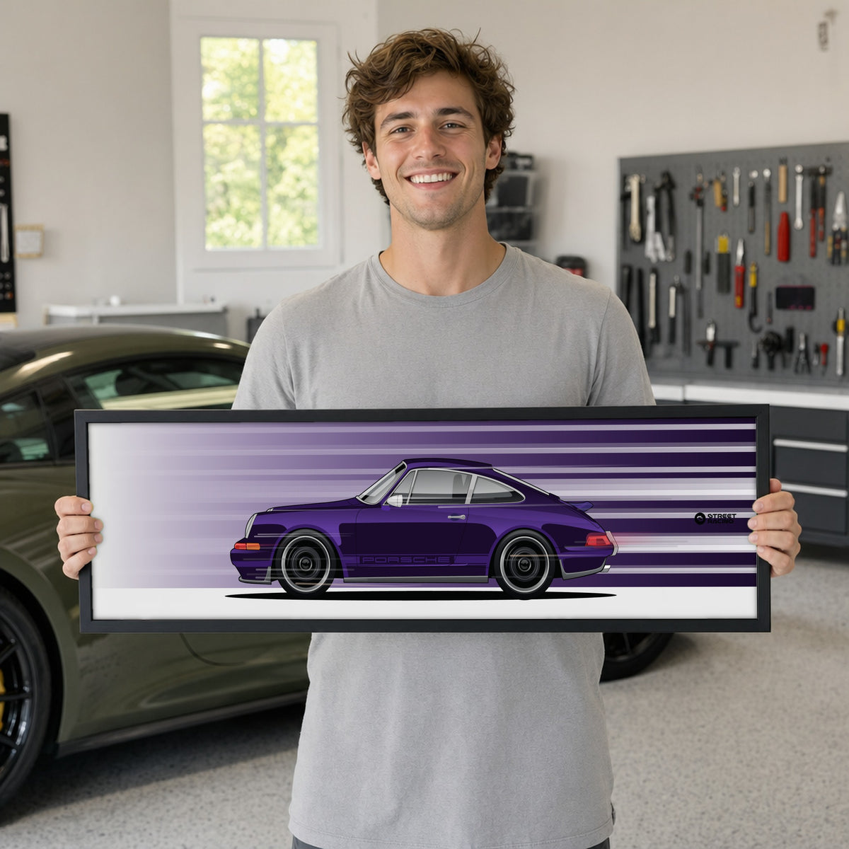 Cuadro arte en movimiento Porsche 911 964 Theon Design color Morado en manos de una persona – StreetRacing