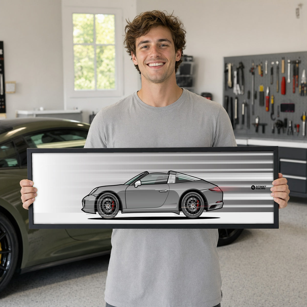 Cuadro arte en movimiento Porsche 911 Targa 4S 991.2 color Agate Grey en manos de una persona – StreetRacing