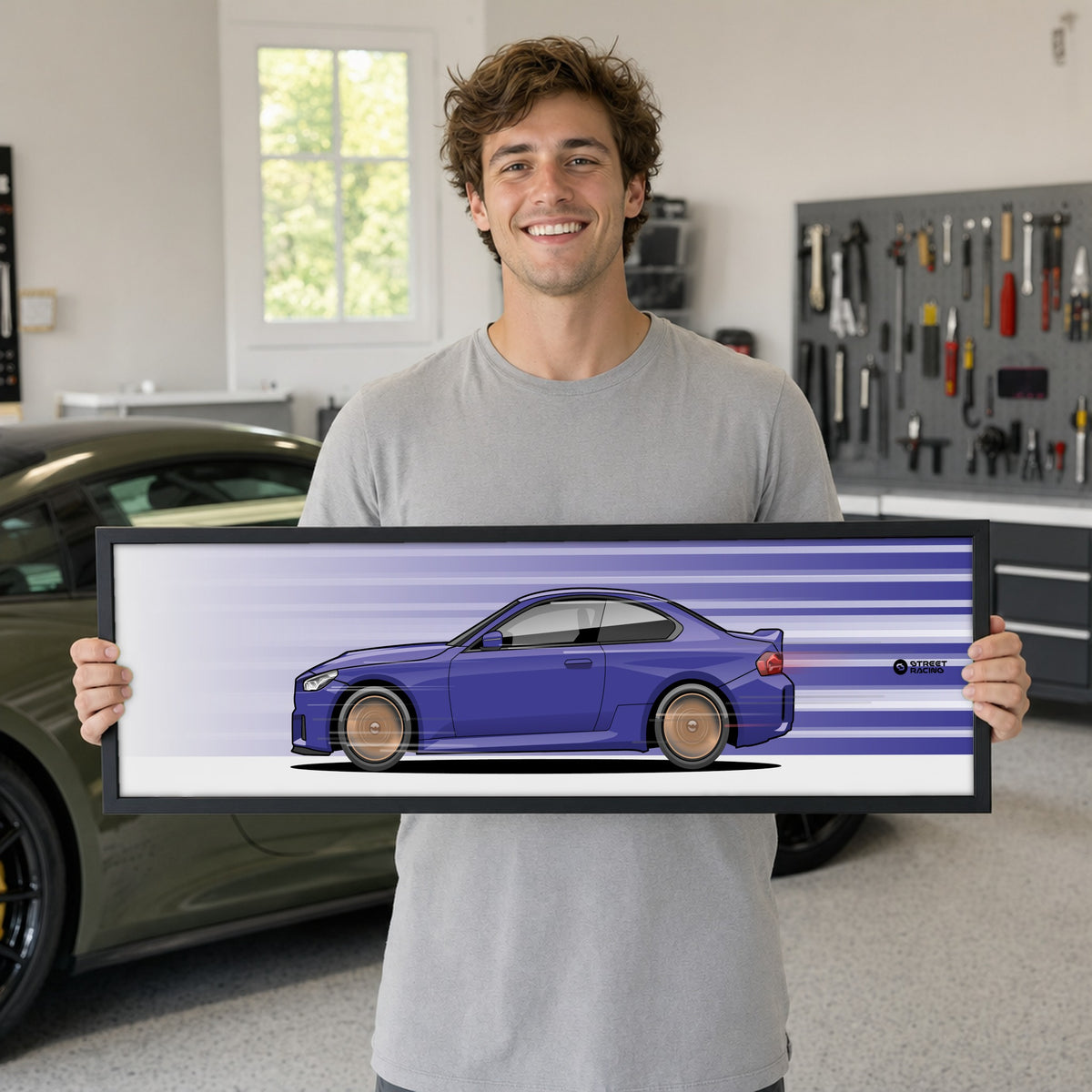 Cuadro arte en movimiento BMW M2 CS color Twilight Purple en manos de una persona – StreetRacing
