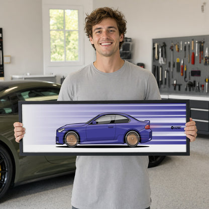 Cuadro arte en movimiento BMW M2 CS color Twilight Purple en manos de una persona – StreetRacing
