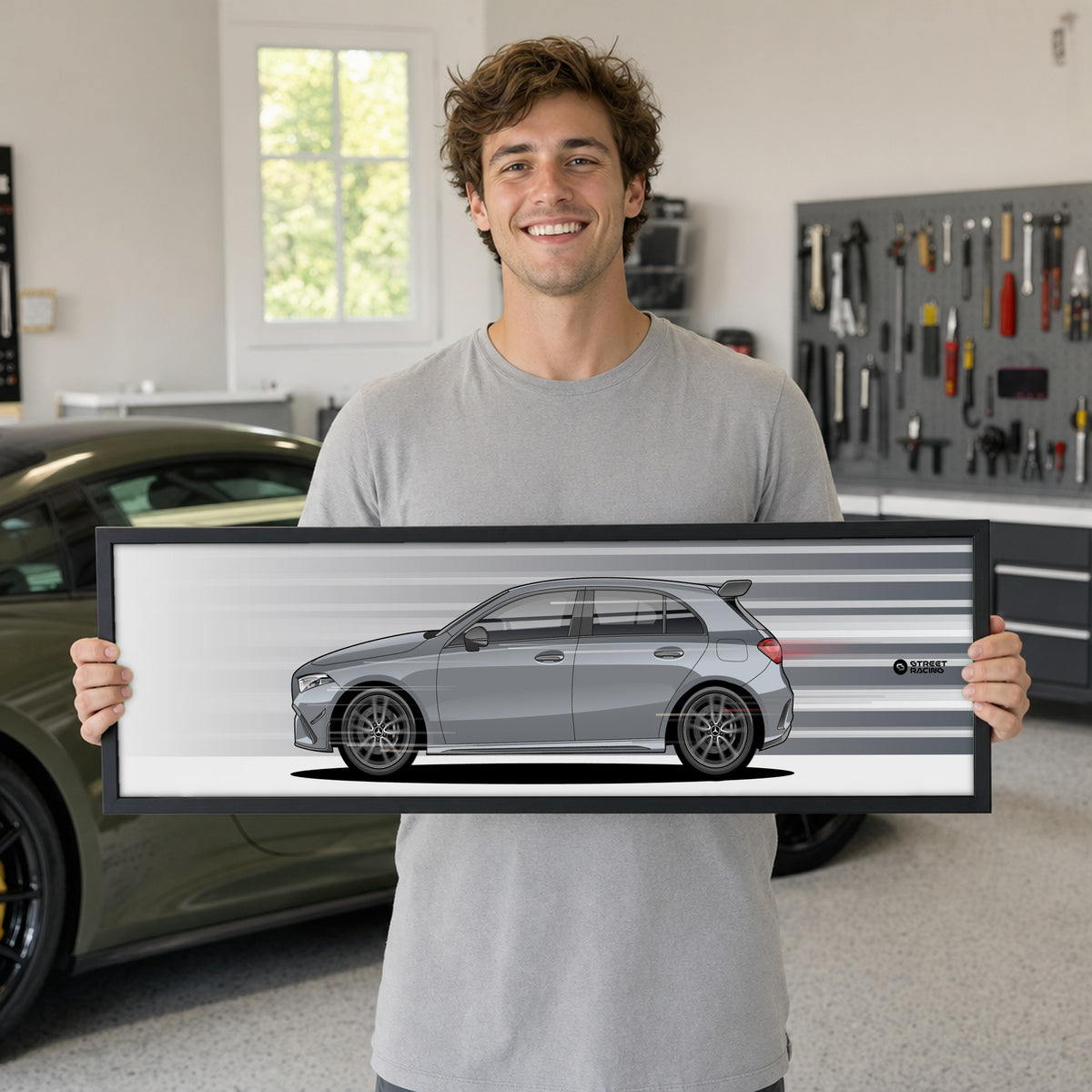 Cuadro arte en movimiento Mercedes-AMG A 35 2026 color Mountain Grey en manos de una persona – StreetRacing