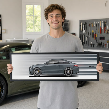 Cuadro arte en movimiento Mercedes-Benz E 300 Coupé color Selenite Grey en manos de una persona – StreetRacing