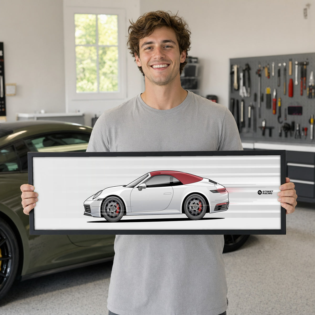 Cuadro arte en movimiento Porsche 911 Carrera Cabriolet 2024 color Carrara White en manos de una persona – StreetRacing