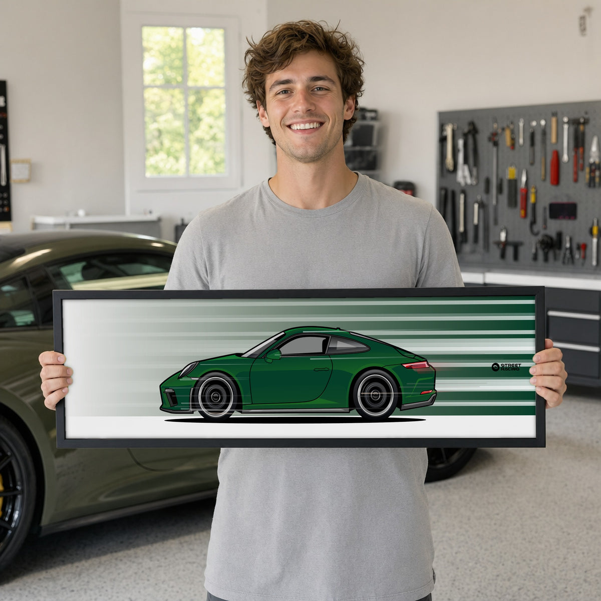 Cuadro arte en movimiento Porsche 911 GT3 Touring 991.2 color Brewster Green en manos de una persona – StreetRacing