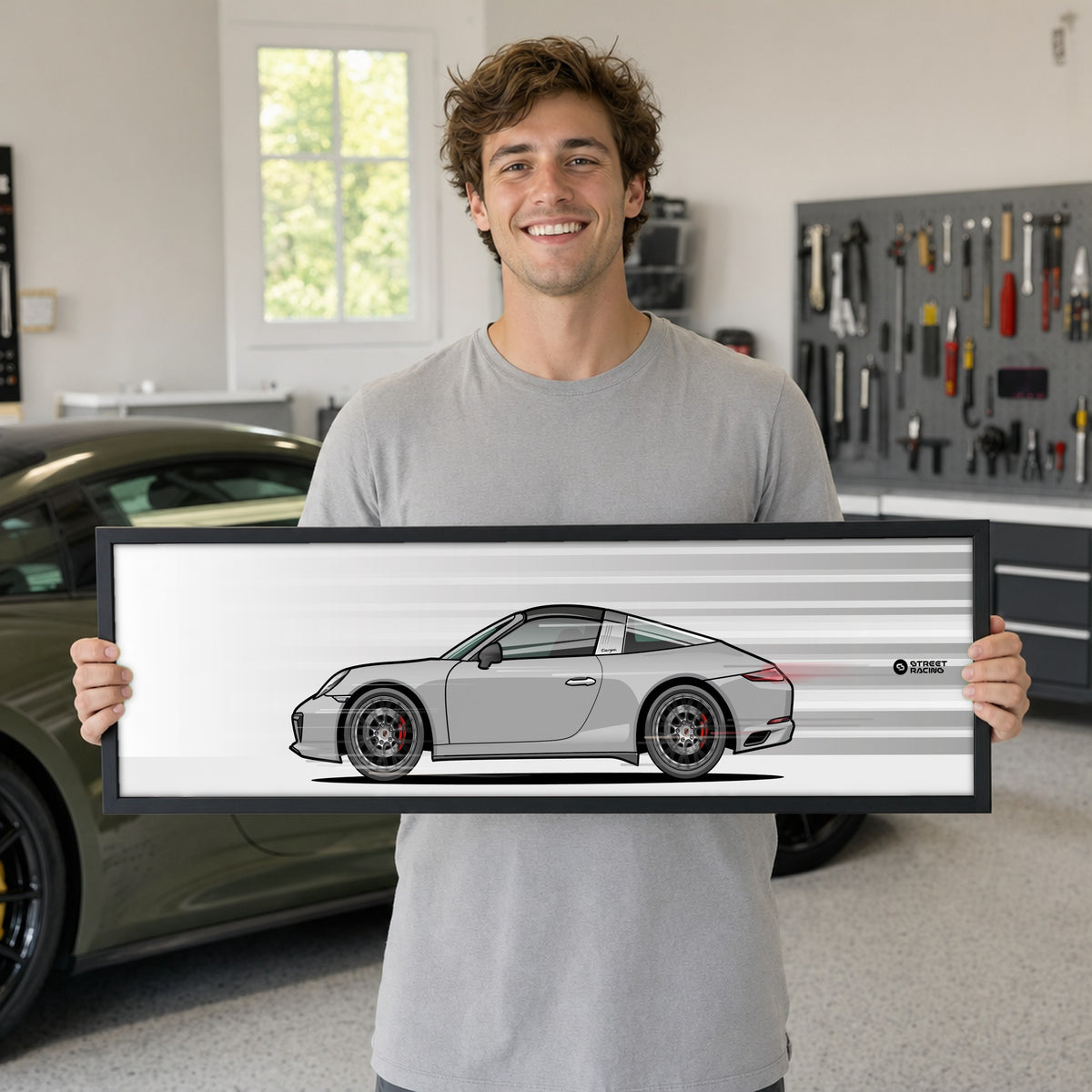 Cuadro arte en movimiento Porsche 911 Targa 4S 991.2 color GT Silver en manos de una persona – StreetRacing