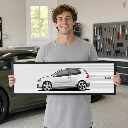 Cuadro arte en movimiento Volkswagen Golf GTI MK5 color Candy White en manos de una persona – StreetRacing