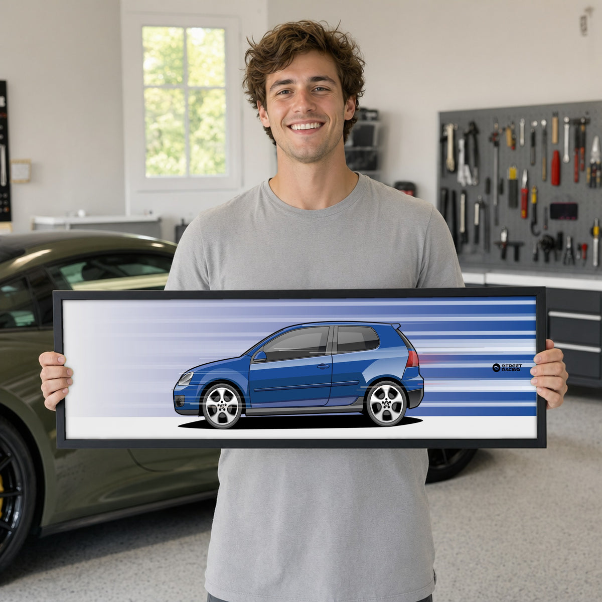 Cuadro arte en movimiento Volkswagen Golf GTI MK5 color Deep Blue Pearl en manos de una persona – StreetRacing