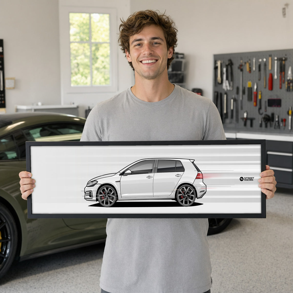Cuadro arte en movimiento Volkswagen Golf GTI MK7.5 color Pure White en manos de una persona – StreetRacing