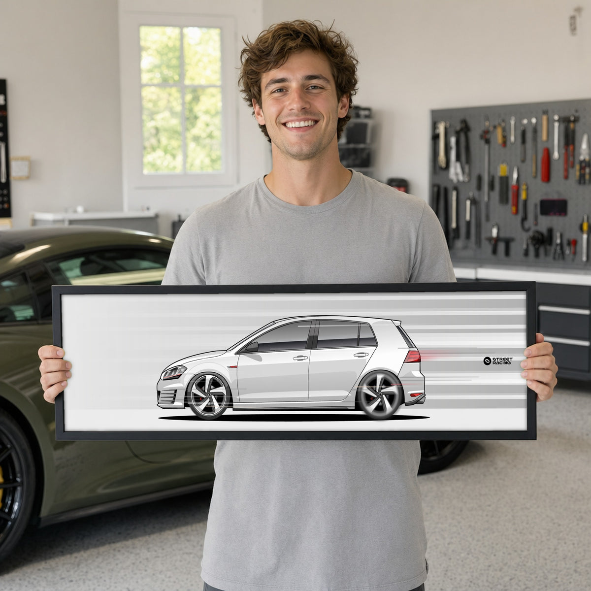 Cuadro arte en movimiento Volkswagen Golf GTI MK7 color Pure White en manos de una persona – StreetRacing