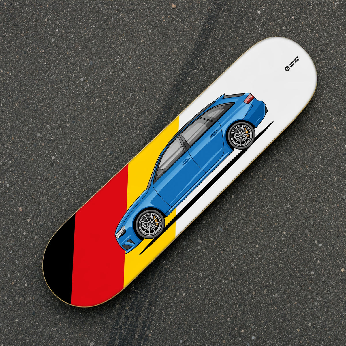 Tabla decorativa skate Audi RS4 Avant 2014 Sepang Blue fondo Bandera alemana sobre el asfalto – StreetRacing