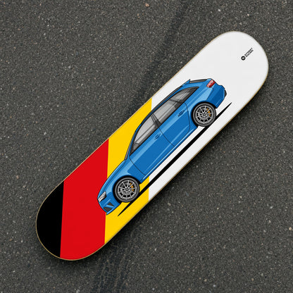 Tabla decorativa skate Audi RS4 Avant 2014 Sepang Blue fondo Bandera alemana sobre el asfalto – StreetRacing