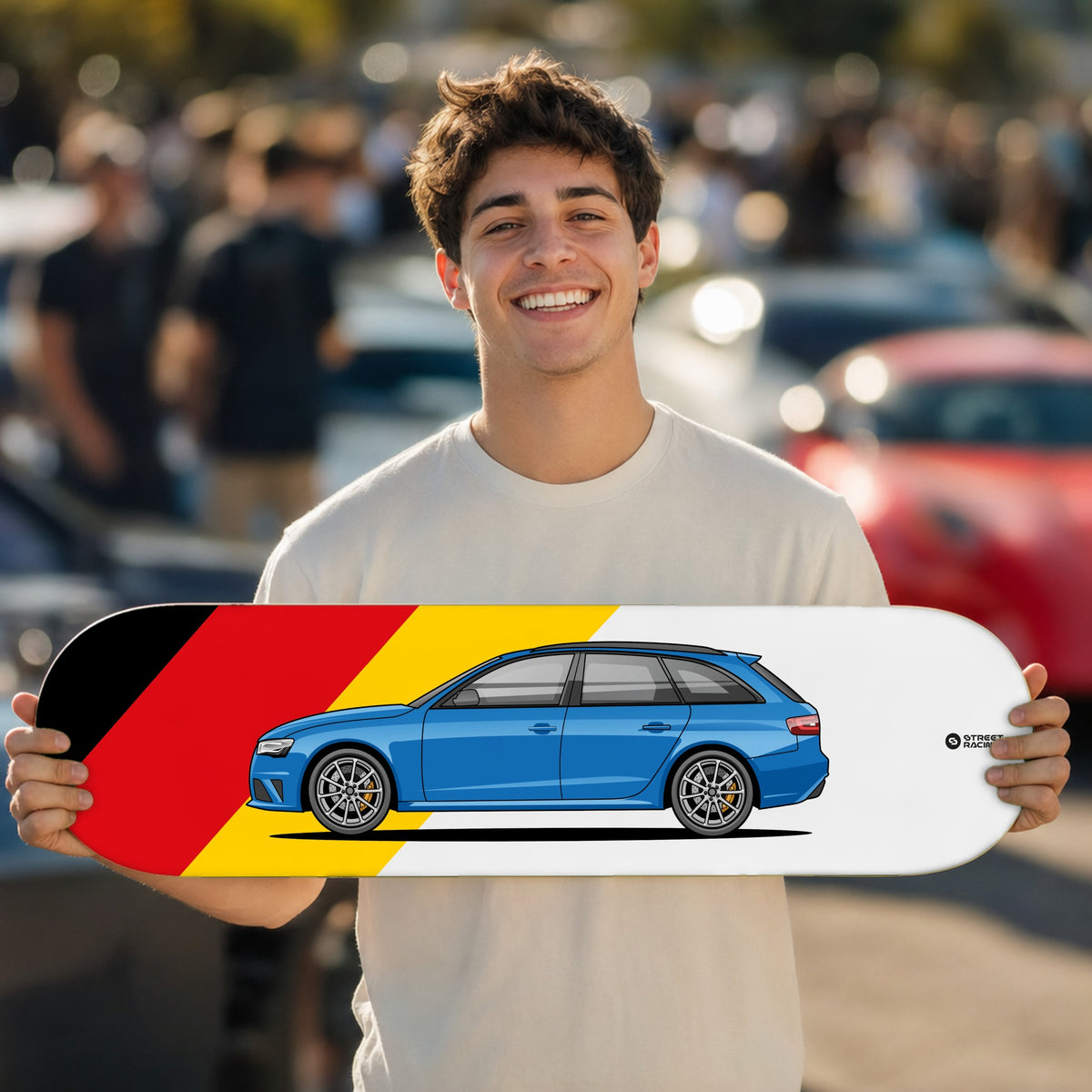 Tabla decorativa skate Audi RS4 Avant 2014 Sepang Blue fondo Bandera alemana en un car meet – StreetRacing