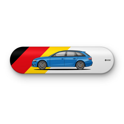 Tabla decorativa skate Audi RS4 Avant 2014 Sepang Blue fondo Bandera alemana sobre fondo blanco – StreetRacing