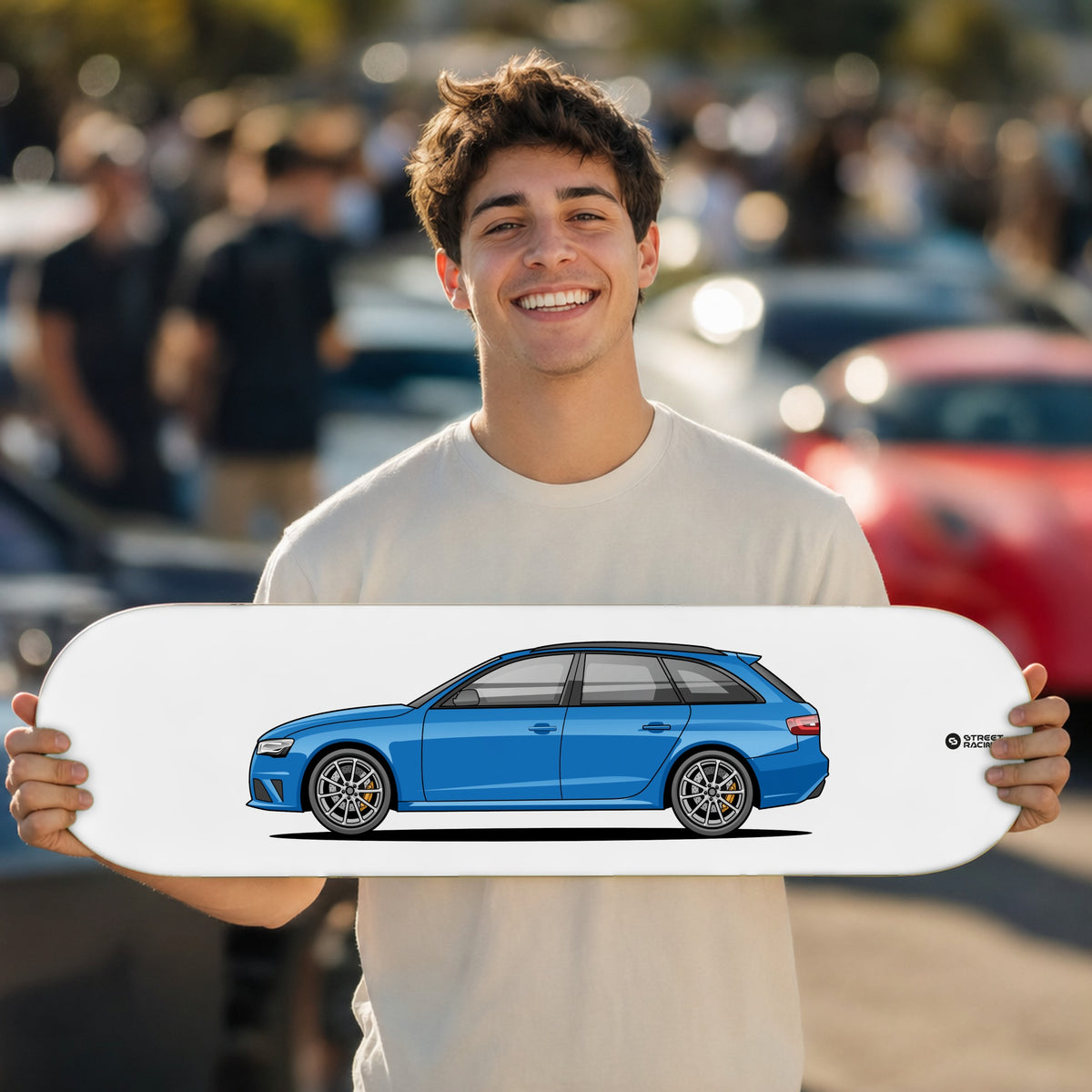 Tabla decorativa skate Audi RS4 Avant 2014 Sepang Blue fondo Plano en un car meet – StreetRacing