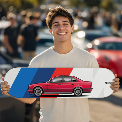 Tabla decorativa skate BMW 540i E34 Calypso Red fondo BMW M en un car meet – StreetRacing