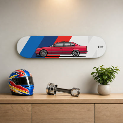 Tabla decorativa skate BMW 540i E34 Calypso Red fondo BMW M en un living – StreetRacing