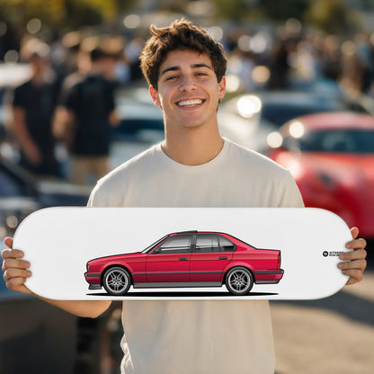 Tabla decorativa skate BMW 540i E34 Calypso Red fondo Plano en un car meet – StreetRacing