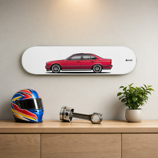 Tabla decorativa skate BMW 540i E34 Calypso Red fondo Plano en un living – StreetRacing