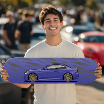 Tabla decorativa skate BMW M2 CS Twilight Purple fondo Fragmentos en un car meet – StreetRacing