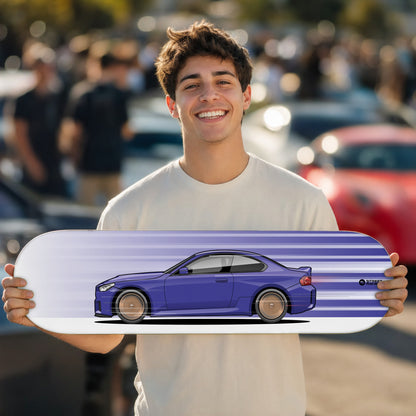 Tabla decorativa skate BMW M2 CS Twilight Purple fondo Movimiento en un car meet – StreetRacing
