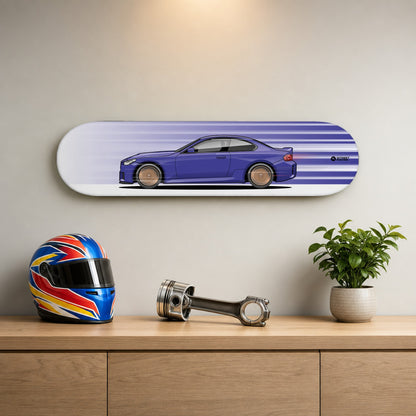 Tabla decorativa skate BMW M2 CS Twilight Purple fondo Movimiento en un living – StreetRacing