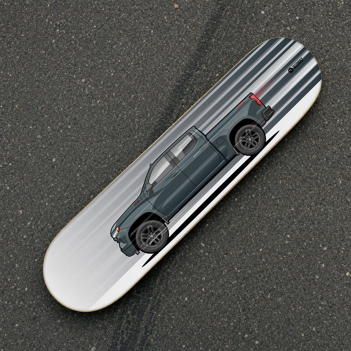 Tabla decorativa skate Chevrolet Silverado 2025 Slate Gray fondo Movimiento sobre el asfalto – StreetRacing