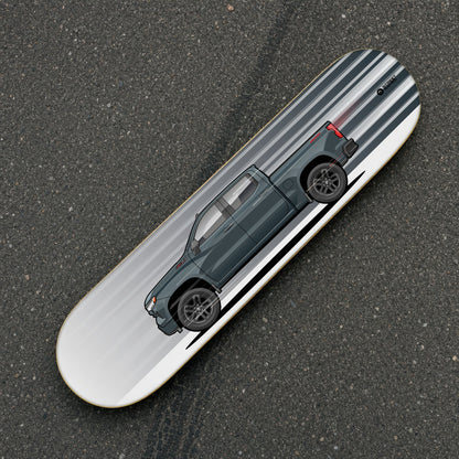Tabla decorativa skate Chevrolet Silverado 2025 Slate Gray fondo Movimiento sobre el asfalto – StreetRacing