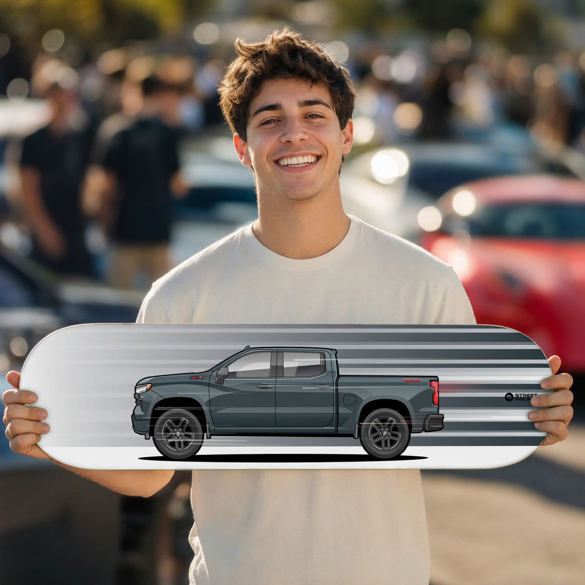 Tabla decorativa skate Chevrolet Silverado 2025 Slate Gray fondo Movimiento en un car meet – StreetRacing