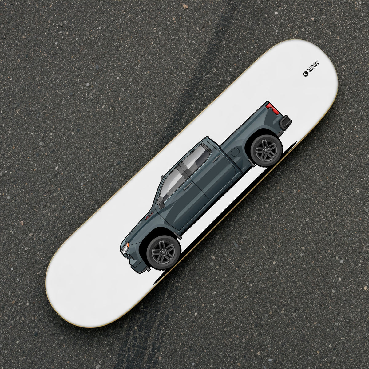 Tabla decorativa skate Chevrolet Silverado 2025 Slate Gray fondo Plano sobre el asfalto – StreetRacing