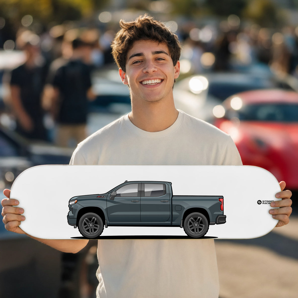 Tabla decorativa skate Chevrolet Silverado 2025 Slate Gray fondo Plano en un car meet – StreetRacing