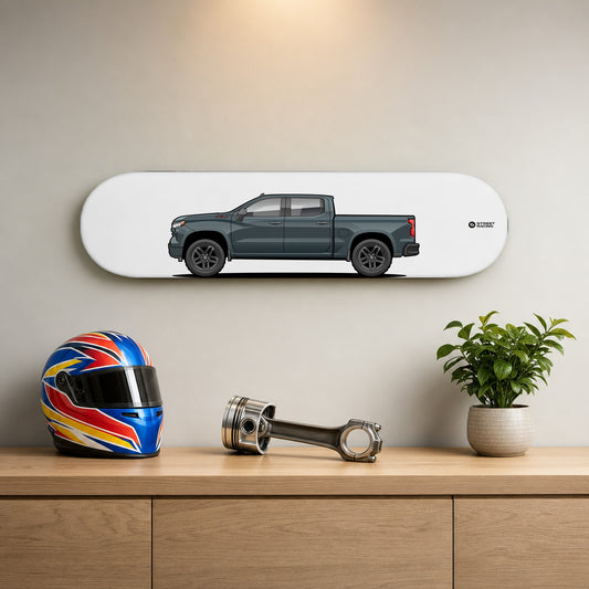 Tabla decorativa skate Chevrolet Silverado 2025 Slate Gray fondo Plano en un living – StreetRacing