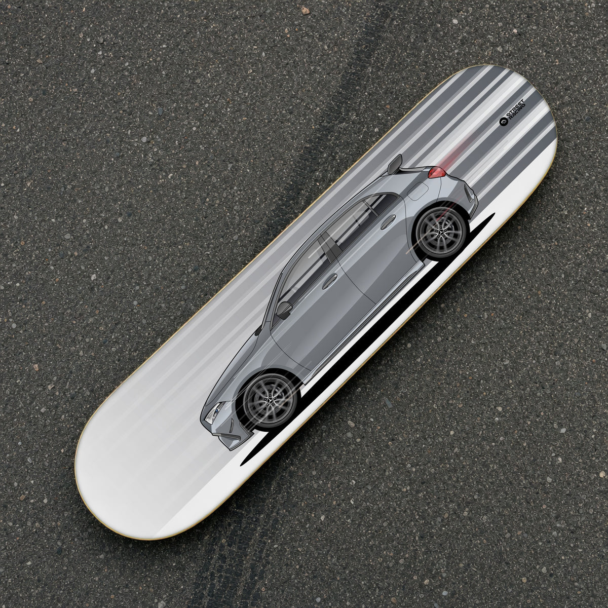 Tabla decorativa skate Mercedes-AMG A 35 2026 Mountain Grey fondo Movimiento sobre el asfalto – StreetRacing