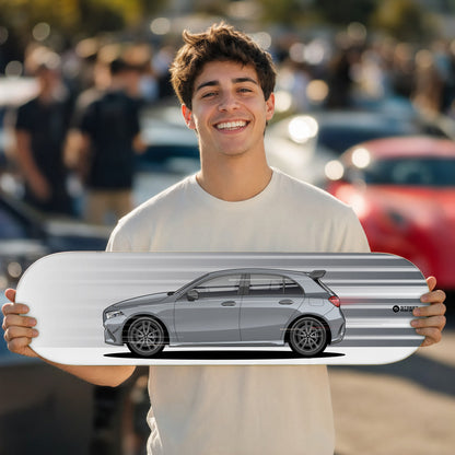 Tabla decorativa skate Mercedes-AMG A 35 2026 Mountain Grey fondo Movimiento en un car meet – StreetRacing