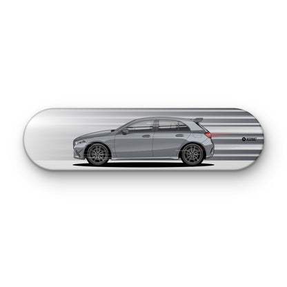 Tabla decorativa skate Mercedes-AMG A 35 2026 Mountain Grey fondo Movimiento sobre fondo blanco – StreetRacing