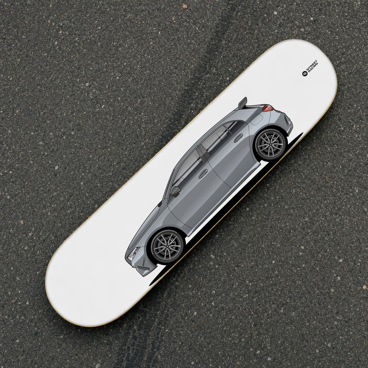 Tabla decorativa skate Mercedes-AMG A 35 2026 Mountain Grey fondo Plano sobre el asfalto – StreetRacing