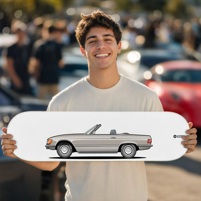 Tabla decorativa skate Mercedes-Benz 450 SL 1975 Champagne fondo Plano en un car meet – StreetRacing