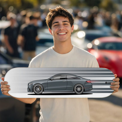 Tabla decorativa skate Mercedes-Benz E 300 Coupé Selenite Grey fondo Movimiento en un car meet – StreetRacing