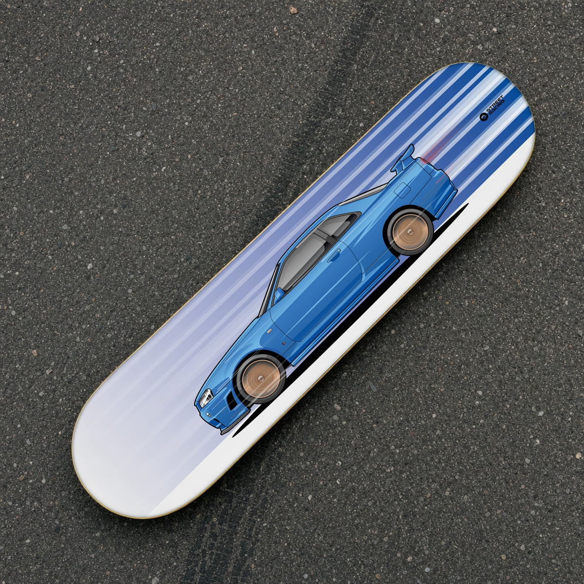 Tabla decorativa skate Nissan Skyline GT-R R34 Bayside Blue fondo Movimiento sobre el asfalto – StreetRacing