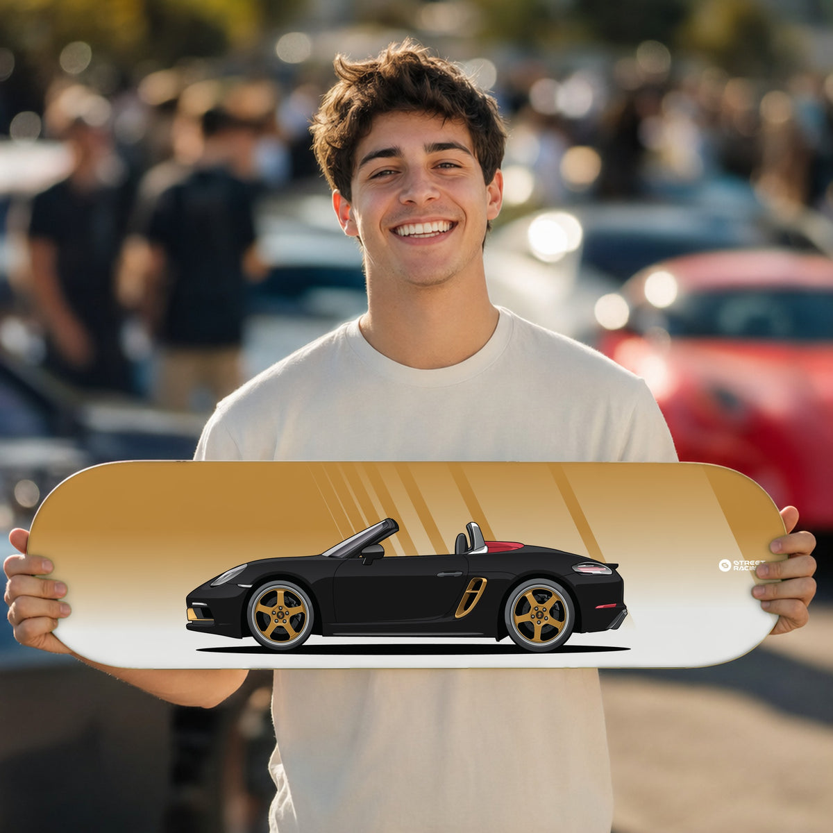 Tabla decorativa skate Porsche 718 Boxster 25 Years Jet Black fondo Degradé en un car meet – StreetRacing