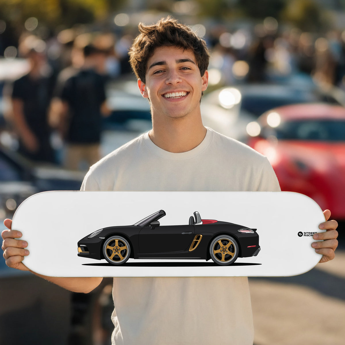 Tabla decorativa skate Porsche 718 Boxster 25 Years Jet Black fondo Plano en un car meet – StreetRacing
