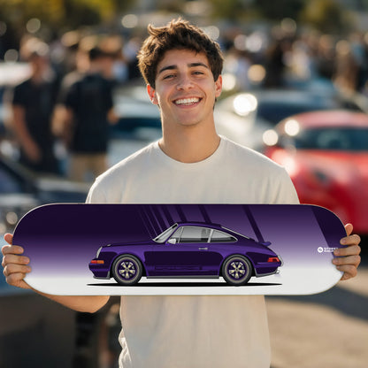 Tabla decorativa skate Porsche 911 964 Theon Design Morado fondo Degradé en un car meet – StreetRacing