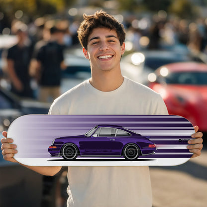 Tabla decorativa skate Porsche 911 964 Theon Design Morado fondo Movimiento en un car meet – StreetRacing