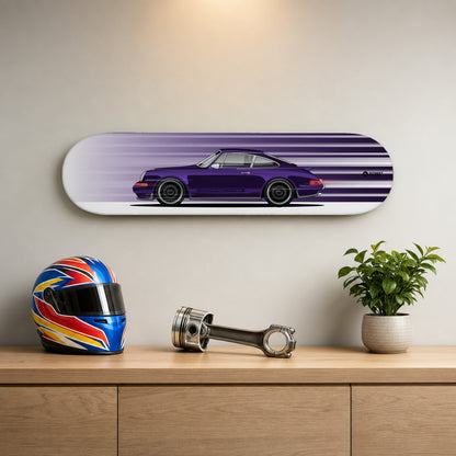 Tabla decorativa skate Porsche 911 964 Theon Design Morado fondo Movimiento en un living – StreetRacing