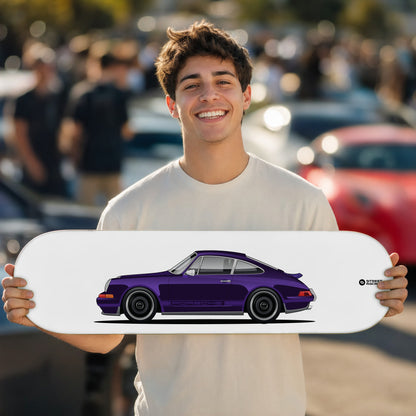 Tabla decorativa skate Porsche 911 964 Theon Design Morado fondo Plano en un car meet – StreetRacing