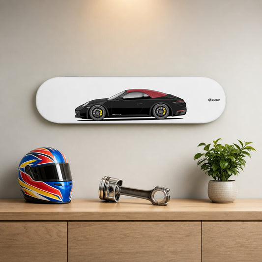 Tabla decorativa skate Porsche 911 Carrera Cabriolet 2024 Black fondo Plano en un living – StreetRacing