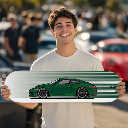 Tabla decorativa skate Porsche 911 GT3 Touring 991.2 Brewster Green fondo Movimiento en un car meet – StreetRacing
