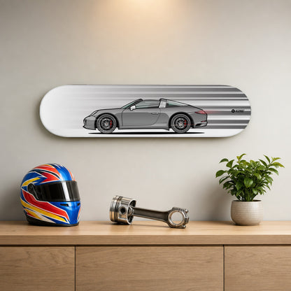 Tabla decorativa skate Porsche 911 Targa 4S 991.2 Agate Grey fondo Movimiento en un living – StreetRacing