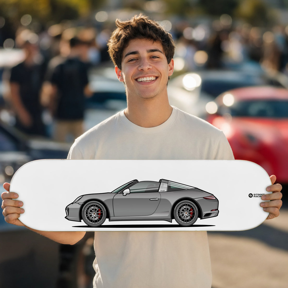 Tabla decorativa skate Porsche 911 Targa 4S 991.2 Agate Grey fondo Plano en un car meet – StreetRacing