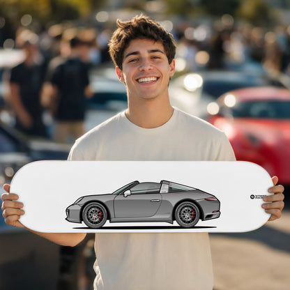 Tabla decorativa skate Porsche 911 Targa 4S 991.2 Agate Grey fondo Plano en un car meet – StreetRacing